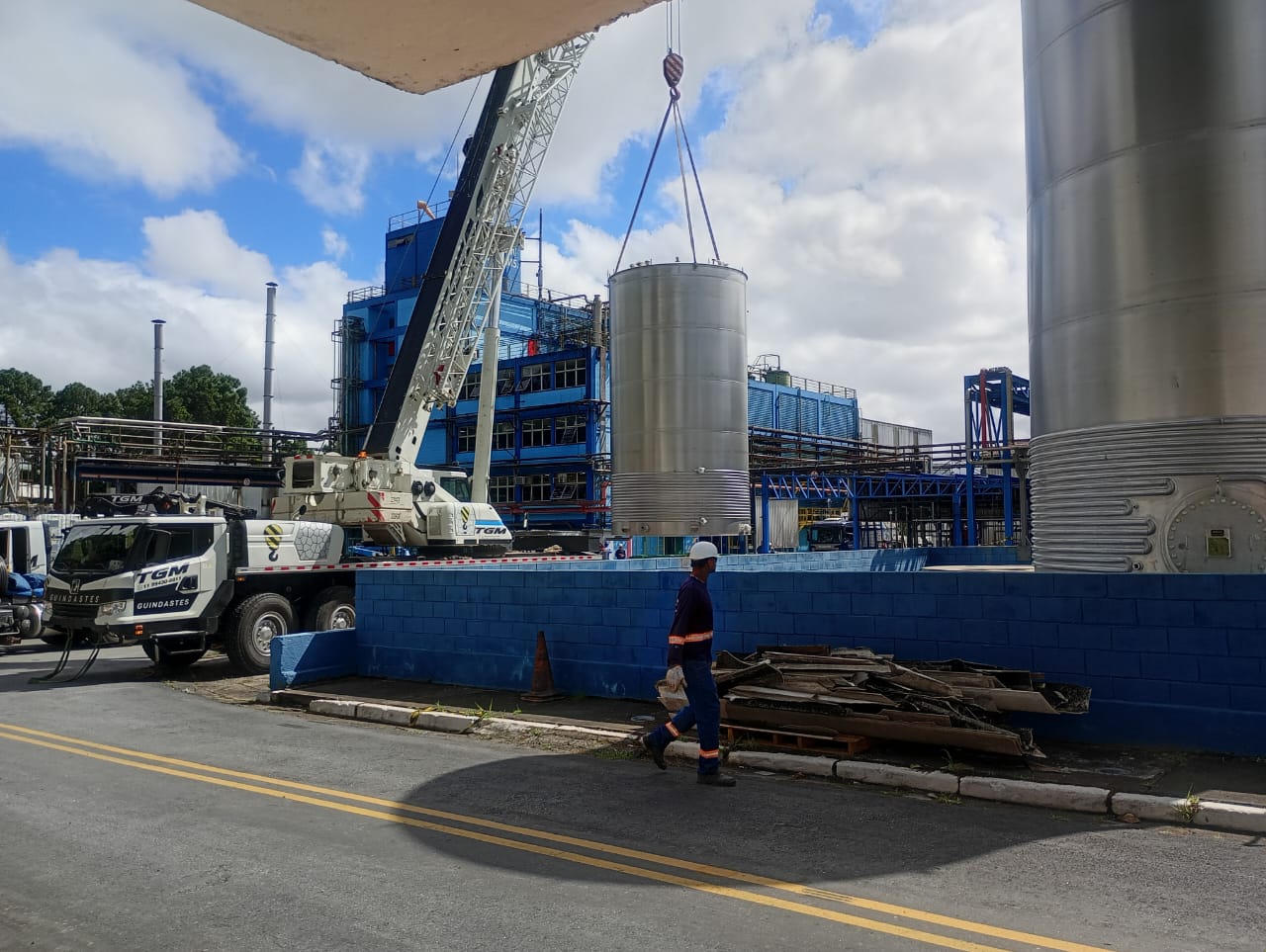 Guindaste da TGM realizando içamento pesado de tanque industrial